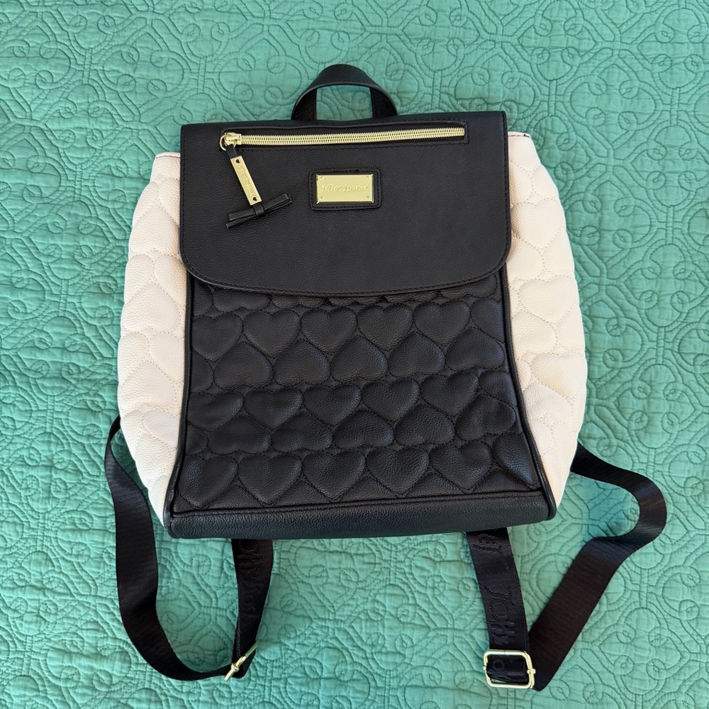 Betsey Johnson B&W Faux Leather Quilted Heart Backpack 🖤🤍✨